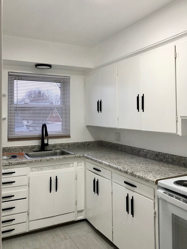 Building Photo - 3028 Pemberton Dr