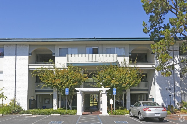 Foto del edificio - Del Medio Garden Apartments