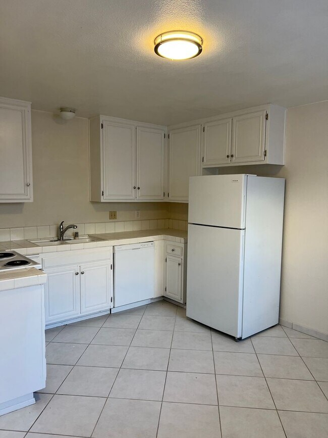 Building Photo - 3 bedroom 2 bath townhouse for rent