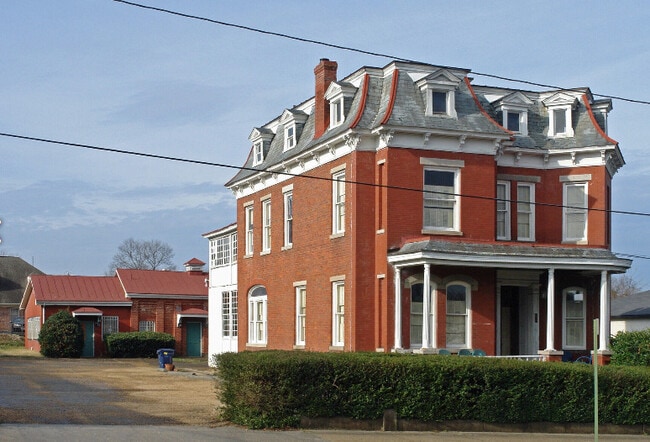 Building Photo - 634 S Sycamore St