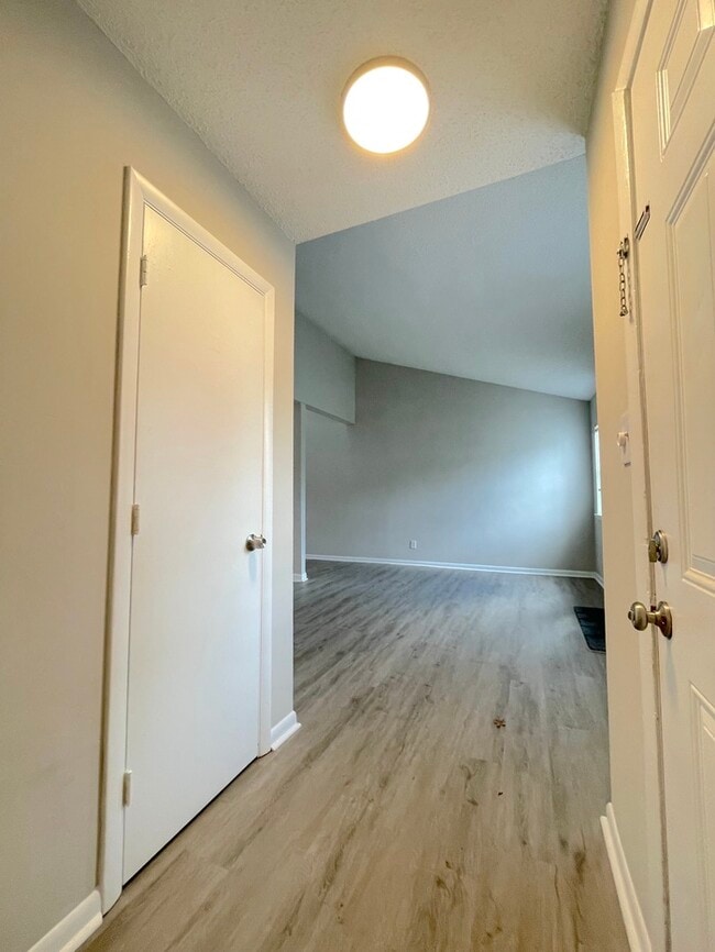 Building Photo - UPDATED 2BED/1BATH TOWNHOME IN TOWN CENTER...