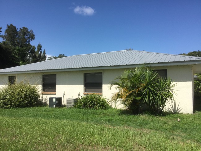 Building Photo - 400 Colonia Ln E