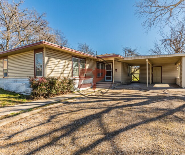 Building Photo - 817 Lawrence Dr