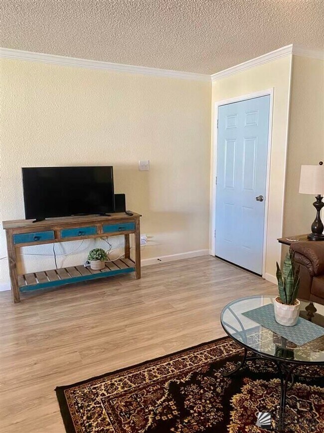 Building Photo - Furnished 3 bed/2bath HOME