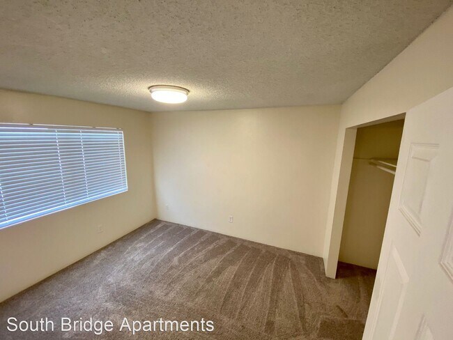 Building Photo - 210 SW Rogue River Ave