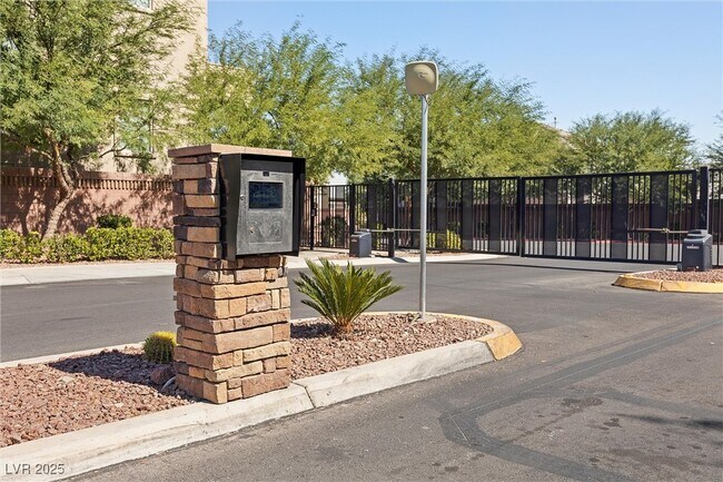 Foto del edificio - 8620 Grove Mill Ct
