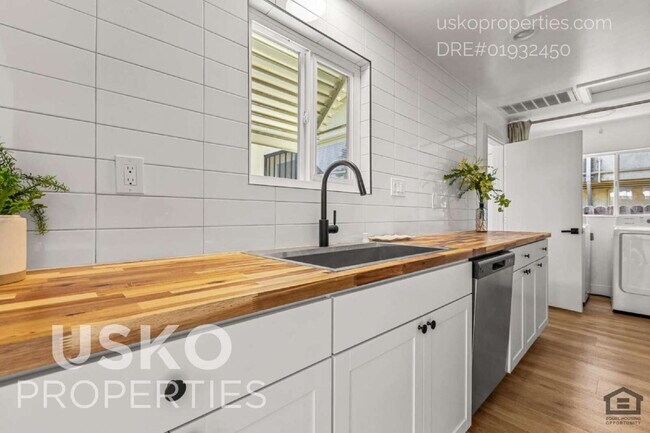 Foto del edificio - "Charming 4-Bed Retreat in the Heart of Sa...