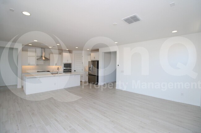 Building Photo - 8725 W Medlock Dr