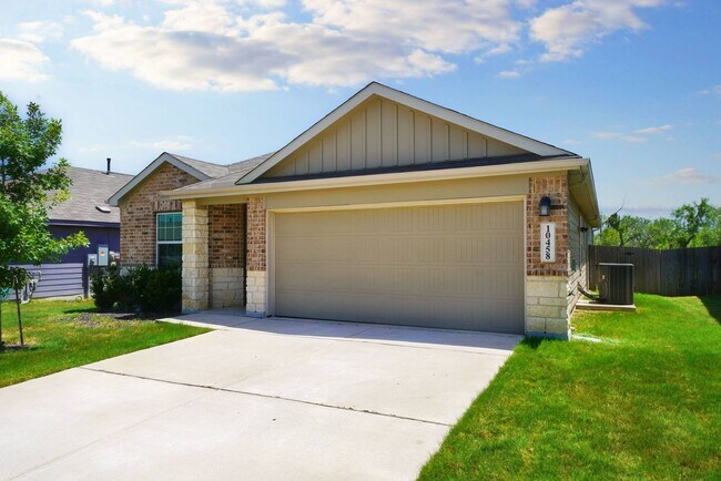 Building Photo - Stunning 4 Bedroom, 3 Bathroom Home Now Av...