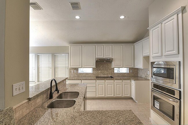 Foto del edificio - 13703 Clareton Ln