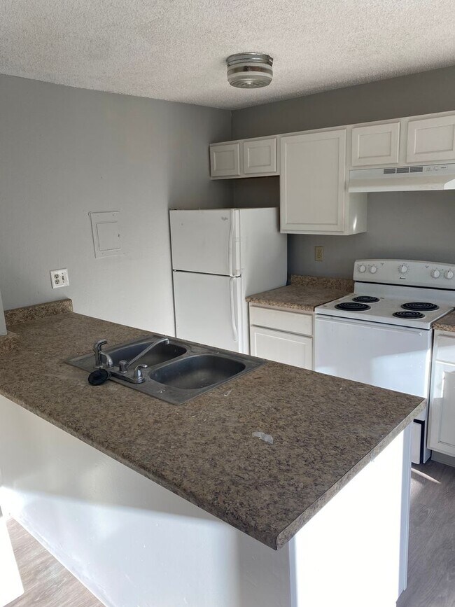 Building Photo - $1150 - 2BR/1BA 4Plex located near Valley ...