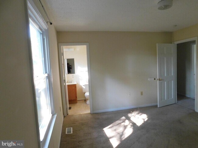 Building Photo - 100 Parkwood Cir