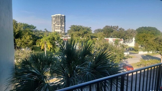 Foto del edificio - 1638 Embassy Dr