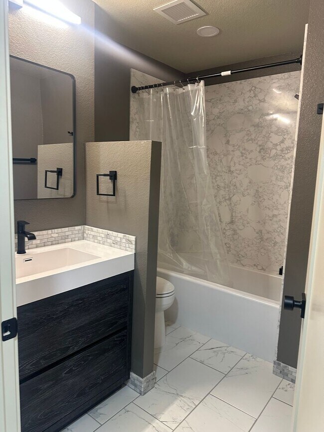 Foto del edificio - 3 Bedrom 2 Bath Duplex Fully Renovated
