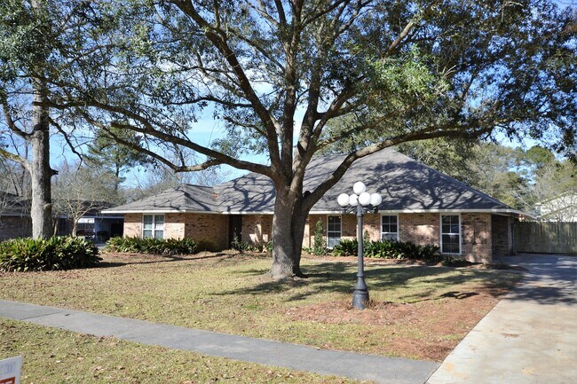 Building Photo - Beautiful Remodeled 3 Bedroom Home in Zach...