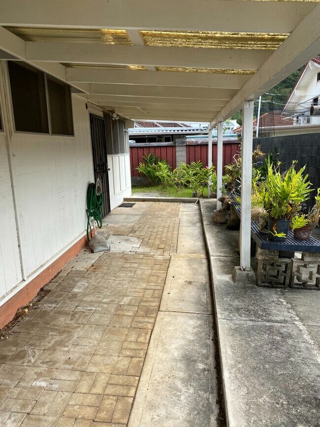 Foto del edificio - Peaceful Manoa - Spacious 3 bedroom, 2 bath single family home