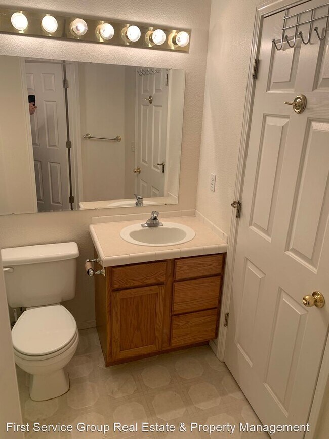 Building Photo - 2 br, 2.5 bath House - 4986 Hillcrest View...