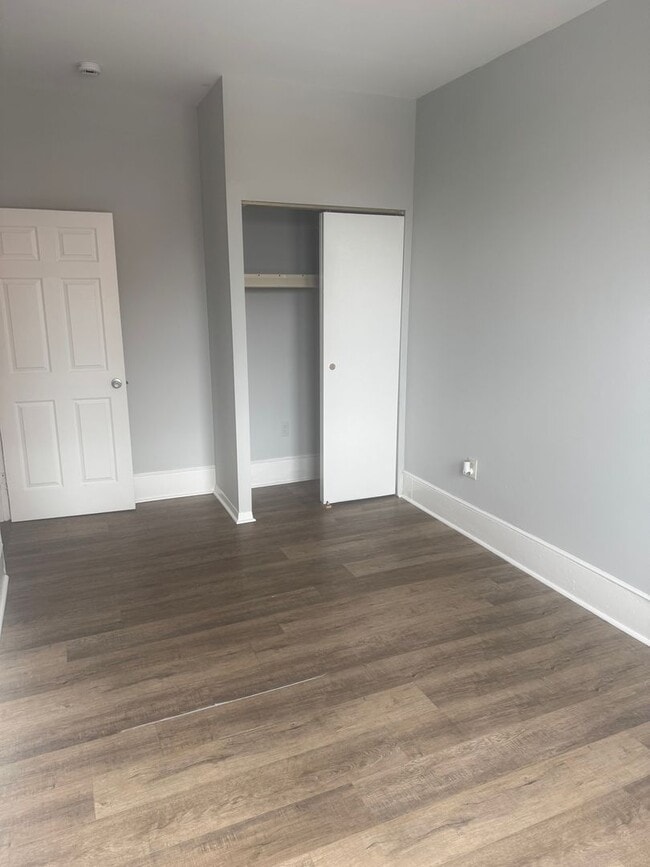 Foto del edificio - Recently Renovated 1 Bedroom Apartment -- ...