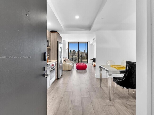 Foto del edificio - 121 NE 34th St