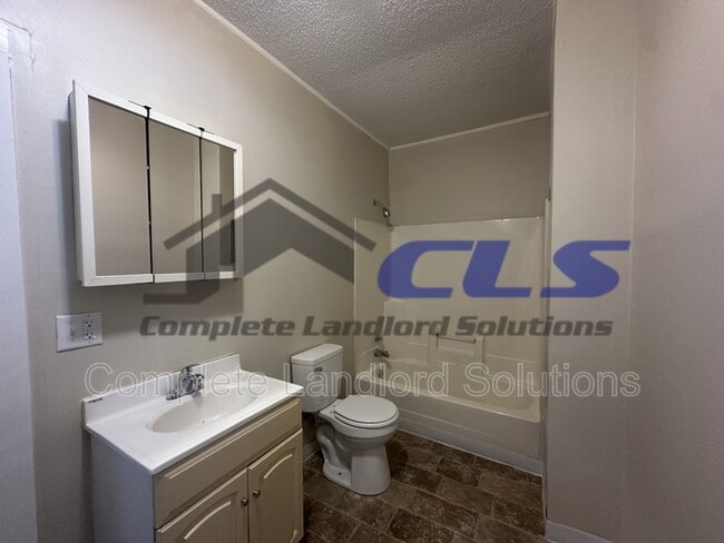 Building Photo - 1106 S 11th 1/2 St