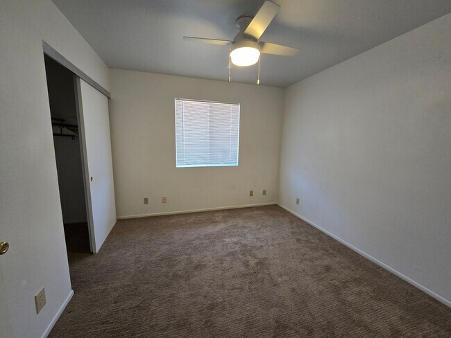 Foto del edificio - Corner lot home, super clean!