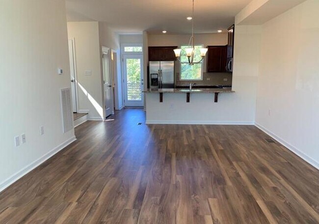 Building Photo - 404 Skymont Dr