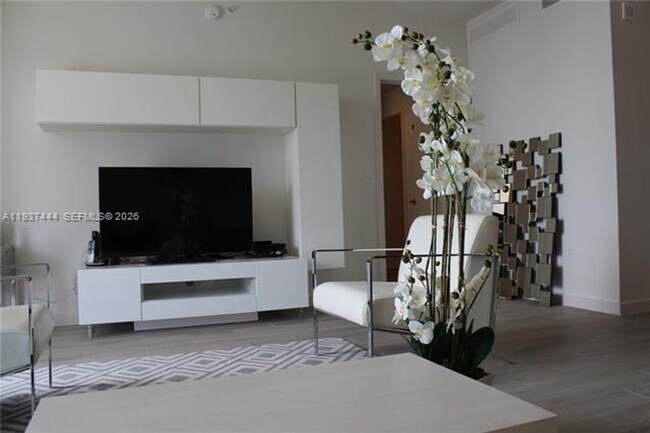 Building Photo - 999 SW 1st Ave