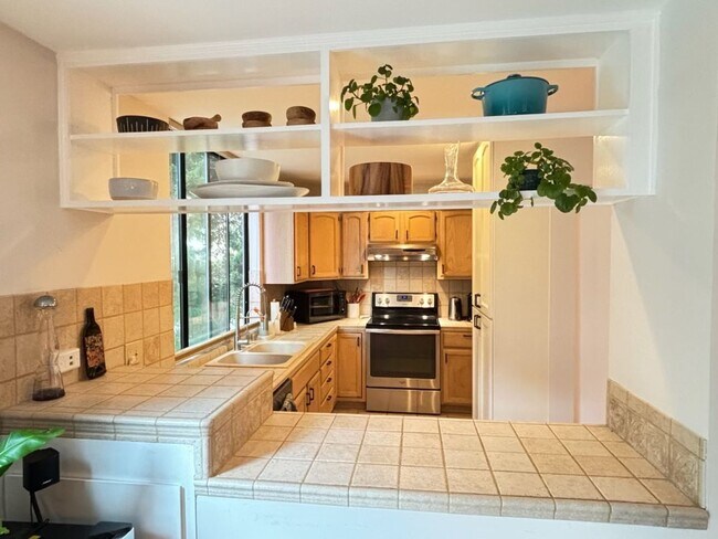 Foto del edificio - Fully Furnished Townhouse in the oceanfron...