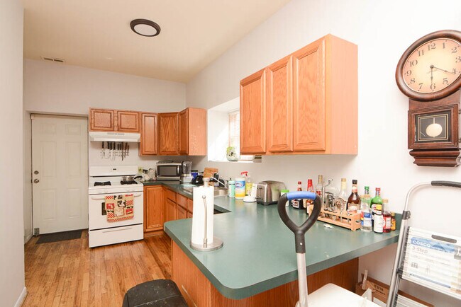 Building Photo - 1342 W Hubbard St