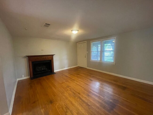 Building Photo - Country Living In The Heart Of The City!