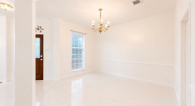 Building Photo - 423 Blossomwood Dr