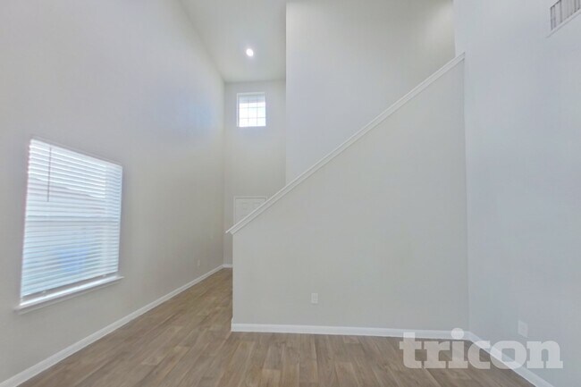Foto del edificio - 15012 Custis Ln
