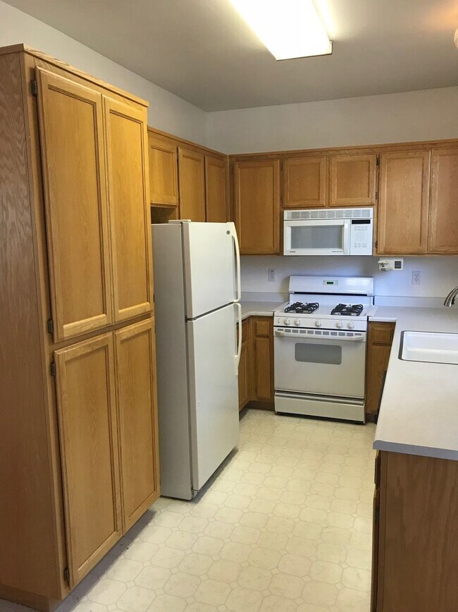 Building Photo - Two Story 3 Bedroom/2.5 Bathroom Townhouse...