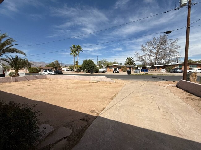 Building Photo - 1325 N Venice Ave