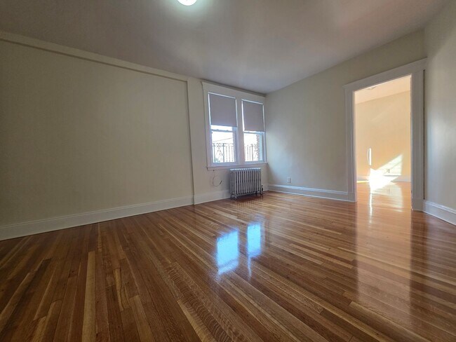 Foto del edificio - No Brokers Fee, No Security Deposit, Heat,...