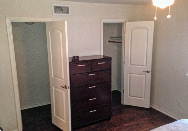 Building Photo - 323 W Belt Line Rd