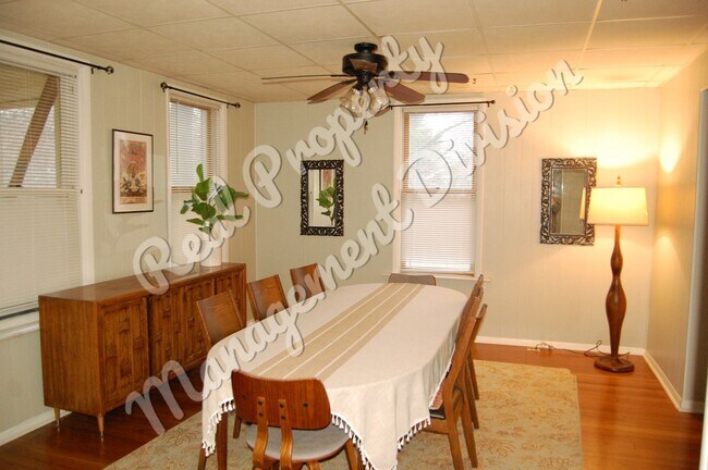 Foto del edificio - 3 Bed / 1.5 Bath Home | Huge Yard | Screened Front Porch | 2-Car Garage