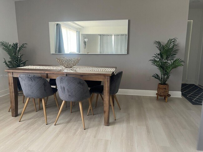 Foto del edificio - 7904 West Dr
