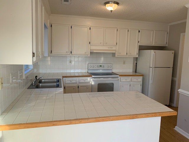 Foto del edificio - 1025 Spring Forest Rd