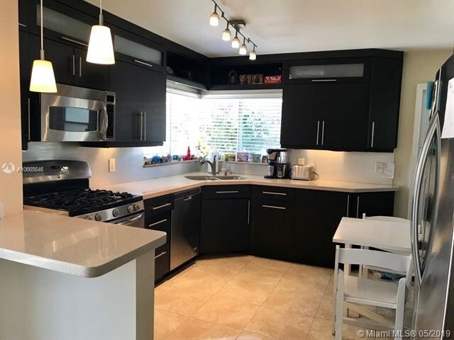Foto del edificio - 9208  Byron Ave  9208