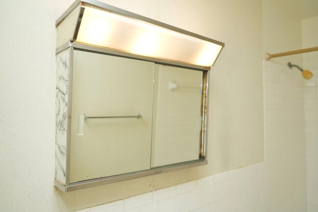 Building Photo - One Bedroom Available at Arlington Court