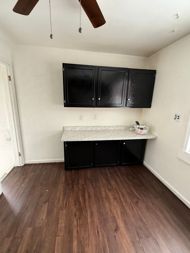 Building Photo - Lee/Harvard 4 bedroom Single