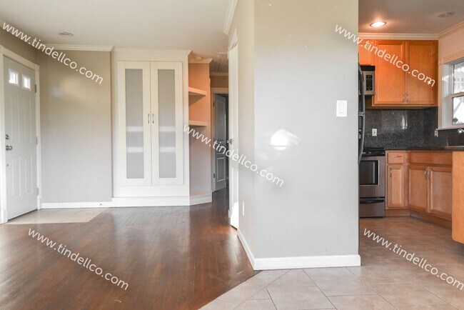 Foto del edificio - Updated Home One Block from Alberta. Lots ...