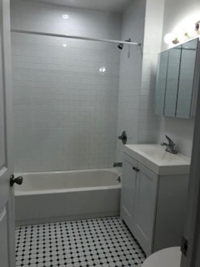 Foto del edificio - 512 E 188th St