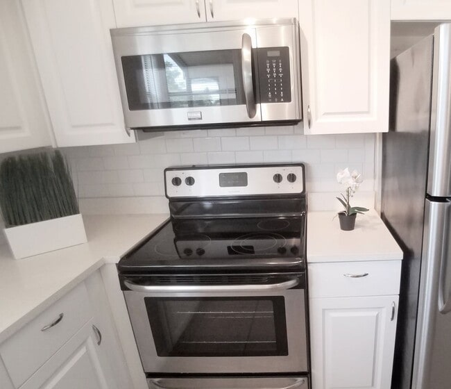 Building Photo - For Rent 1/1 beautiful remodeled condo in ...