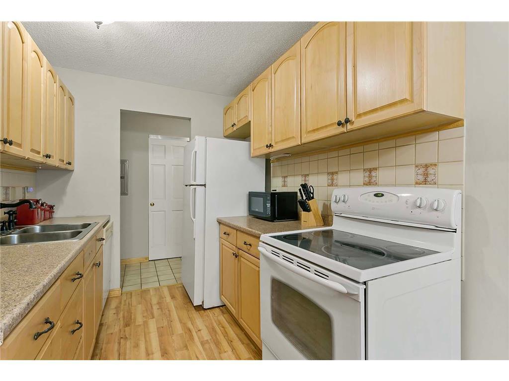 Foto del edificio - 4560 Cedar Lake Rd S