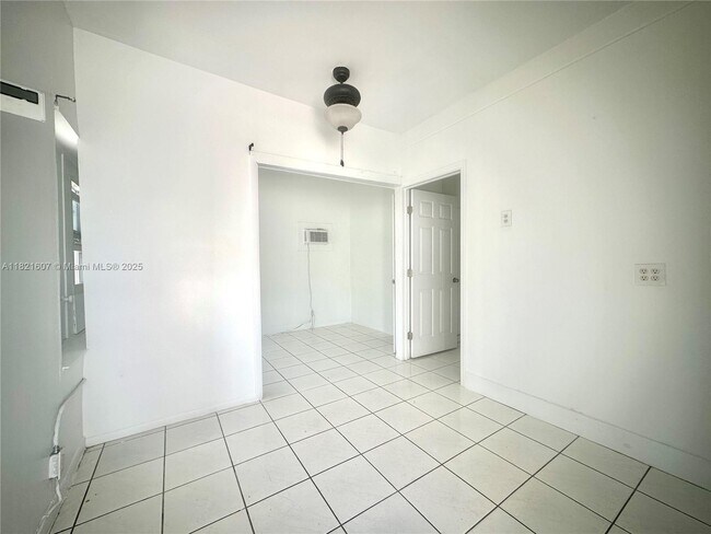 Foto del edificio - 30 NW 32nd Pl