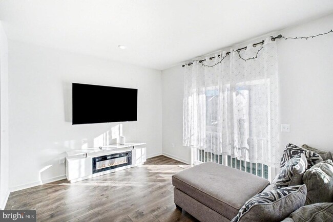 Building Photo - 423 Honeyberry Ln