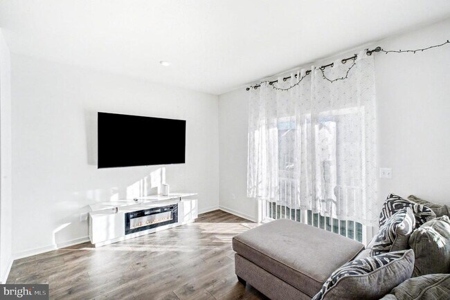 Foto del edificio - 423 Honeyberry Ln