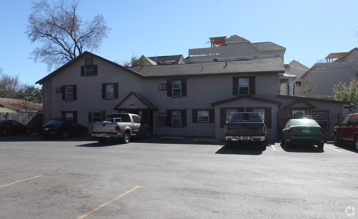 Building Photo - 3107 White Oak Dr